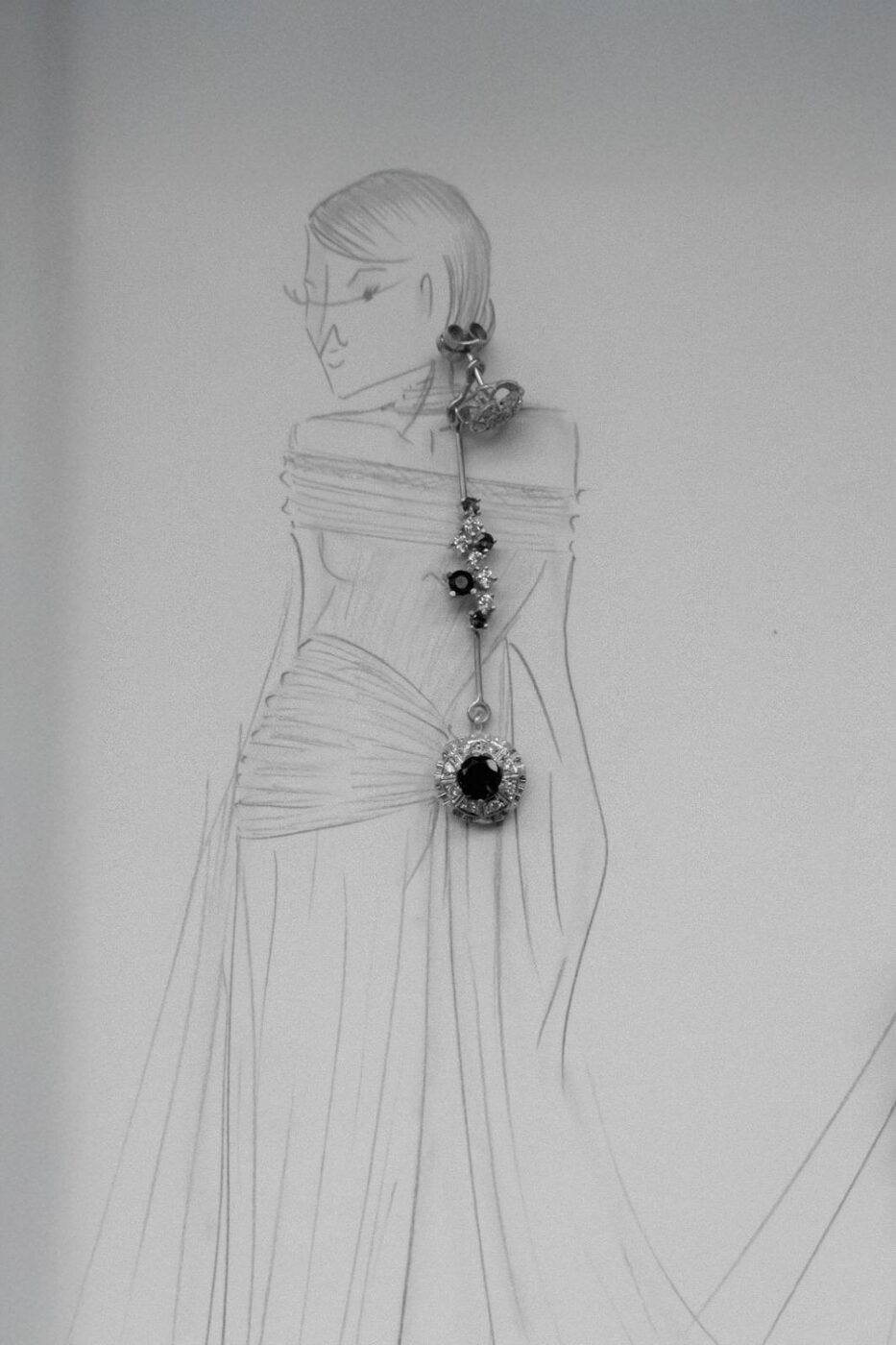 Boceto a lápiz del diseño, con los pendientes colocados sobre el dibujo