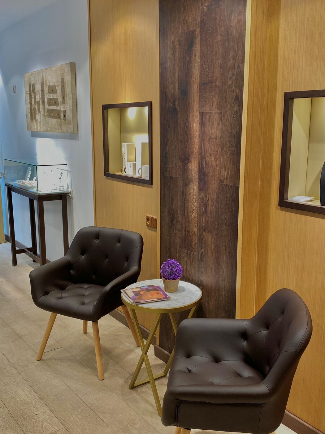 Interior de Segarra Joyeros, en la Calle Trench de Valencia: vitrinas, madera y butacas de cuero